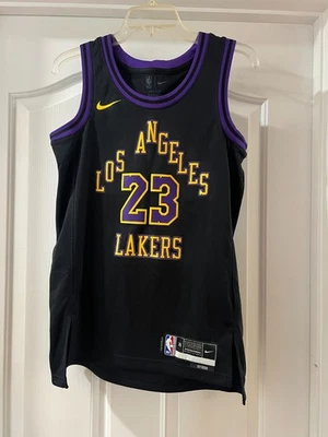 Camiseta Nike Los Angeles Lakers LeBron James 2023/24 NBA Swingman Edición City Foto 1 de 4