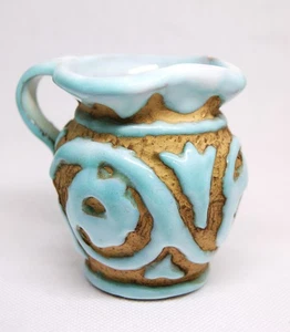 Vintage Mini Krug Ton mit schwerem Relief hellblau bis weiß Glasur - Bild 1 von 5