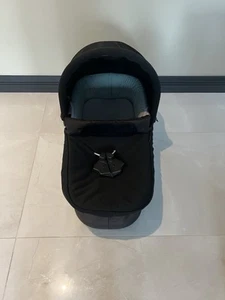 Baby Jogger Deluxe Carrycot Bassinet z adapterem, kompatybilny z różnymi wózkami - Zdjęcie 1 z 7