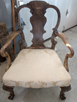 Antiguo sillón estilo Chippendale patas de bola y garra de nogal con tapicería Foto 1 de 4
