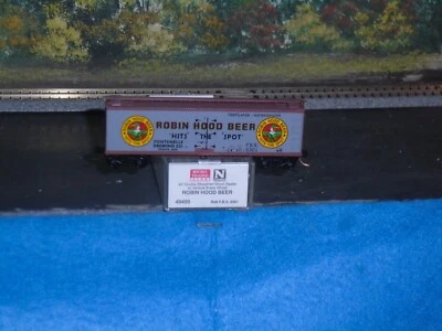 MICRO-TRAINS N SCALE #49450 40' DOUBLE SHEATHED WOOD REEFER ROBIN HOOD BEER - Image 1 of 3