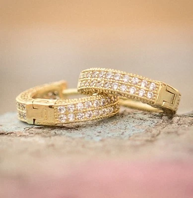 Pendientes tipo argolla de plata de ley enchapados en oro pequeños de circonita helada para hombre Foto 1 de 3