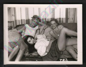 Vintage B&W Risque Pinup 4" x 5" Sexy Blondes and a Brunette Cheesecake AU13 - Imagen 1 de 1
