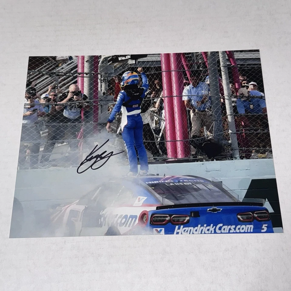 Kyle Larson HENDRICKCARS.COM V2 autografiado NASCAR 8x10 foto 2025 HOMESTEAD WIN Foto 1 de 1