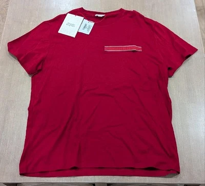 $450 Para Hombres Alexander McQueen Logo Cinta Cuello Redondo Camiseta Granate Grande Foto 1 de 4