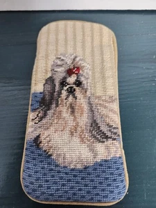 Custodia per occhiali ad ago fatta a mano con supporto in velluto Shih Tzu Sm macchia sul retro - Foto 1 di 4