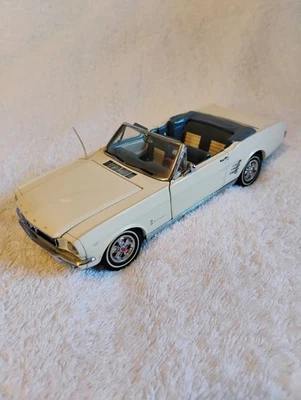 Danbury Mint 1966 Ford Mustang Convertible 1:24 Scale Diecast Model Car White - Image 1 of 4