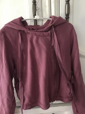 Chaqueta corta con capucha Free People en hermoso color vino nueva sin etiquetas M Foto 1 de 4