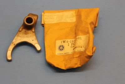 NOS YAMAHA YZ250 YZ400 IT250 IT400 SHIFT #2 PEÇA DE GARFO # 1W4-18512-01-00 - Imagem 1 de 4