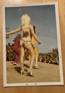 Chica bailando en una base militar en Vietnam rural en 1969 foto soldados foto guerra - Imagen 1 de 1