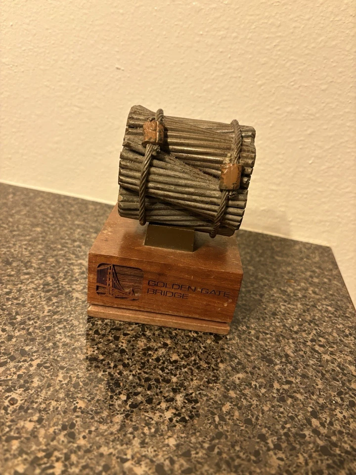 Cable de suspensión original Golden Gate Bridge sección 1936-1976 con soporte de nogal Foto 1 de 4