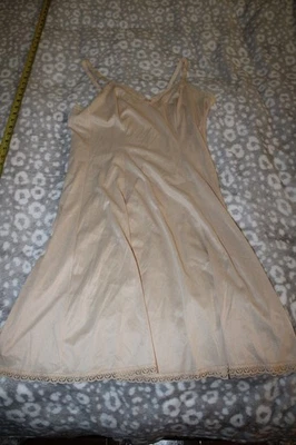 Vintage 1970s Sears The Doesnt Slip Nylon Anti-Cling 43224 036 RN46416 - Image 1 of 4