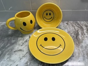 McCoy gelbes Smiley Gesicht 3-teiliges Set mit 7,25 "Teller, 5,25" Schüssel & 8 Unzen Becher PO-LN - Bild 1 von 12