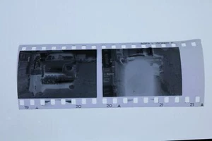 tolles altes Negativ Junge als Indianer posiert an Oldtimer Opel - Zonenkennzeic - Picture 1 of 3