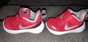 Nike Revolution rot weiß verstellbar sportliche Babyschuhe Kleinkind Größe 2 neu ohne Etikett - Bild 1 von 5