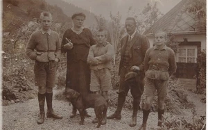 AK Annodazumals Familie mit Hund Ansichtskarte (15872) - Picture 1 of 2