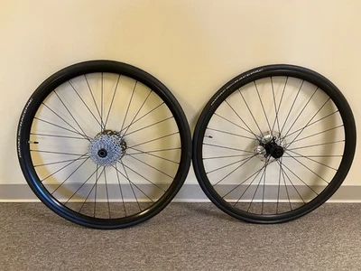 Juego de ruedas Felt Devox 700c Thru Axel Centerlock con rotores, casete, tubos, neumáticos Foto 1 de 4