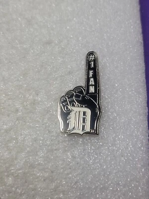 DETROIT TIGERS LOGO FOAM FINGER STYLE LAPEL PIN SINGLE POST CLUTCH BACK - Image 1 of 4