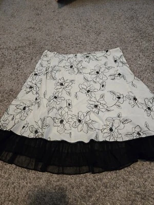 Falda floral mediana Studio Y para dama color crema/negro Foto 1 de 4