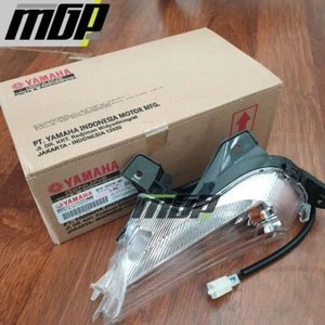 SEÑAL DE GIRO DELANTERO IZQUIERDO GENUINO apto para Yamaha XMAX 2017-2020 B74H33100000 OEM - Imagen 1 de 1