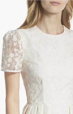 Vestido Gal Meets Glam Amelia Crema Bordado Ajuste y Acampanado Midi Blanco Floral 16 Foto 1 de 4