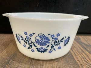 Willow PYREX Casserole Dish 473 1 Quart MILK GLASS Blue Flowers VINTAGE - Picture 1 of 3