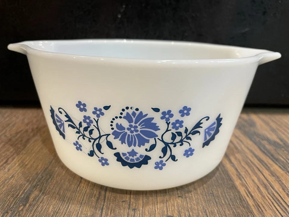 Willow PYREX Casserole Dish 473 1 Quart MILK GLASS Blue Flowers VINTAGE - Image 1 of 3