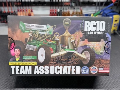 Autografiado Team Associated 1/10 RC10 '89 Stealth Car Edición Masami ASC6043 Foto 1 de 3