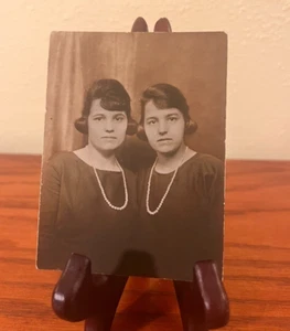Antikes Kabinettfoto Sammlerstück "Zwillinge" in Perlenkette Foto 20er Jahre - Bild 1 von 3
