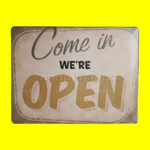 Targa in Metallo "Come in We're open" Stile Vintage Retrò x Casa Pub Bar Negozio - Picture 1 of 2