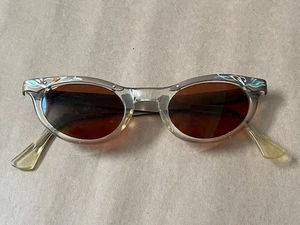 1950'S VINTAGE AMERICAN OPTICAL 5 1/2 EMBELLISED CAT EYE STYLE SUNGLASSES #46 22 - Picture 1 of 8
