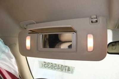 Левый солнцезащитный козырек 2011 GMC Yukon желтовато-коричневый с подсветкой от оригинального производителя б/у 394331 - Изображение 1 из 4