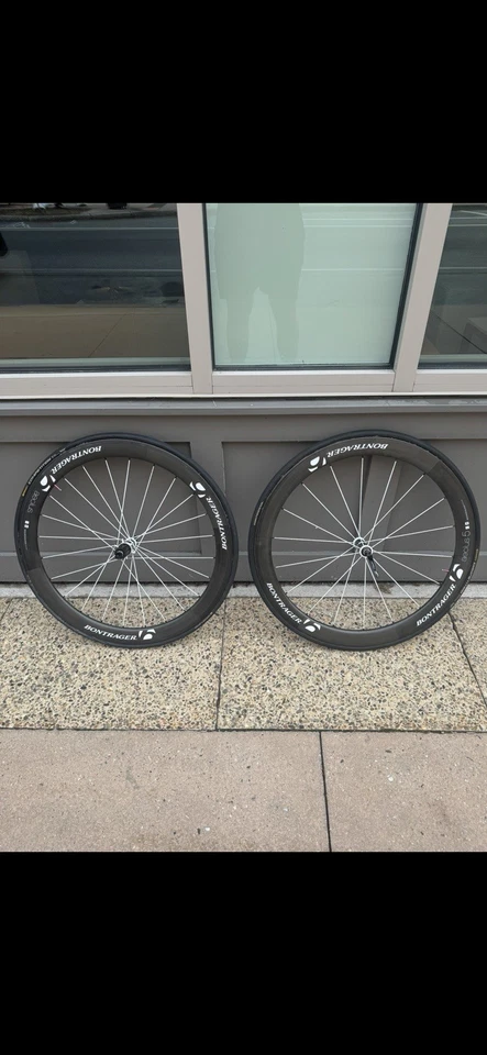 Juego de ruedas de carrera de carbono con freno de llanta tubular Bontrager Aeolus 5 + pastillas de freno de carbono Foto 1 de 1