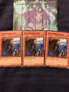 Yugioh 3x Gravekeepers Spy SDMA-EN007 Común 1a Edición Juego de Luz - Imagen 1 de 1