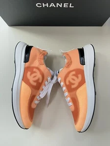 Tenis de entrenadores Chanel de gamuza piel de becerro naranja neón logotipo CC 36,5 nuevas en caja - Imagen 1 de 9