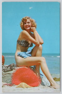 Top de bikini de guepardo de mujer con cabeza rubia sin fondo postal en playa pinup arriesgado - Imagen 1 de 2