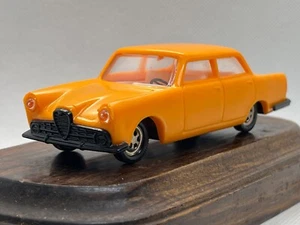 ALFA ROMEO 2000 KDN, RARO Y ANTIGUO, BUEN ESTADO, PLASTIC CAR, 1/43 SCALE, RARE - Imagen 1 de 7