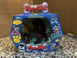 Robot interactivo Tiger Electronics Poo-Chi 2000 negro rojo cachorro Furby Hasbro  - Imagen 1 de 9