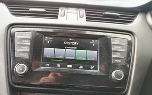 SKODA OCTAVIA VRS TOUCHSCREEN RADIO STEREO UND HEAD UNIT IM HANDSCHUHFACH 2014 - Bild 1 von 7