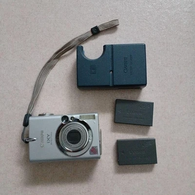 Fotocamera digitale compatta Canon IXY argento con 2 batterie leggermente usata - Immagine 1 di 2