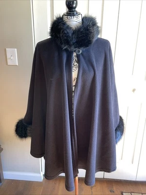 Capa de mujer Soft Surroundings polar negra con ribete de piel sintética talla única Foto 1 de 4