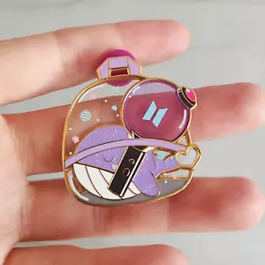 BTS ๐ฅ Gold Clear Backpack Enamel Pin ๐ฅ Kore ๐ฅ Weverse ARMY Bomb - Picture 1 of 3