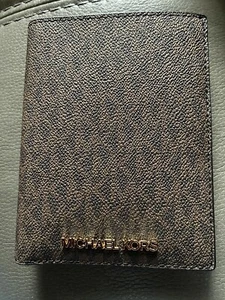 Set regalo firma logo Michael Kors passaporto ed etichetta bagaglio nuovo con etichette e confezione regalo - Foto 1 di 4