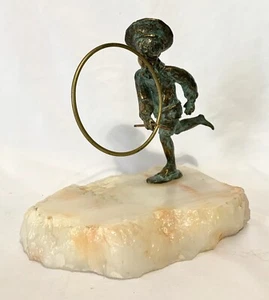 Vintage signierte Bronzeskulptur Junge spielt mit Reifen auf Achatsockel - Bild 1 von 10