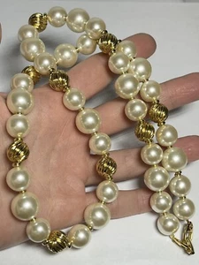 Collana Grossa Perla Finta Perla Vintage anni '90 Napier Tono Oro Texture EE607 - Foto 1 di 7