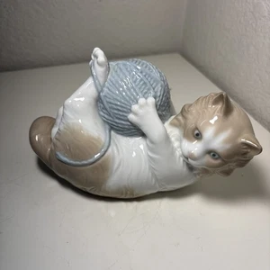 Estatuilla vintage de Nao Lladro hecha en España gatito gato jugando con hilo - Imagen 1 de 7