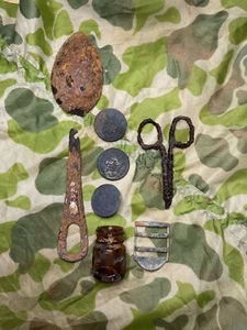 US WWW Foxhole Relics LOT Battle Of The Bulge Artifacts Buttons Equipment Etc - Imagen 1 de 2