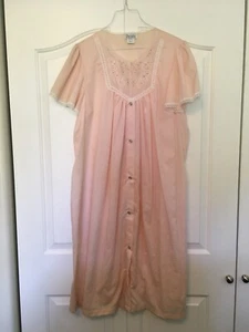 Deidre USA Vtg Nightgown Robe Duster Snaps Lace Embroidered Poly Cotton L Pink - Picture 1 of 8
