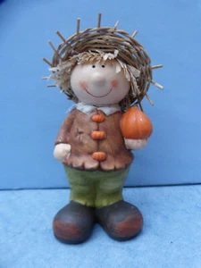 26561. Junge mit Kürbis und Strohhut Deko Figur 17 cm - Bild 1 von 3