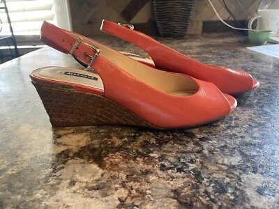 Sandalias Alex Marie Punta Abierta Tacones de Cuña Talla 9.5 Coral Eslinga Trasera Herrajes Dorados Foto 1 de 4